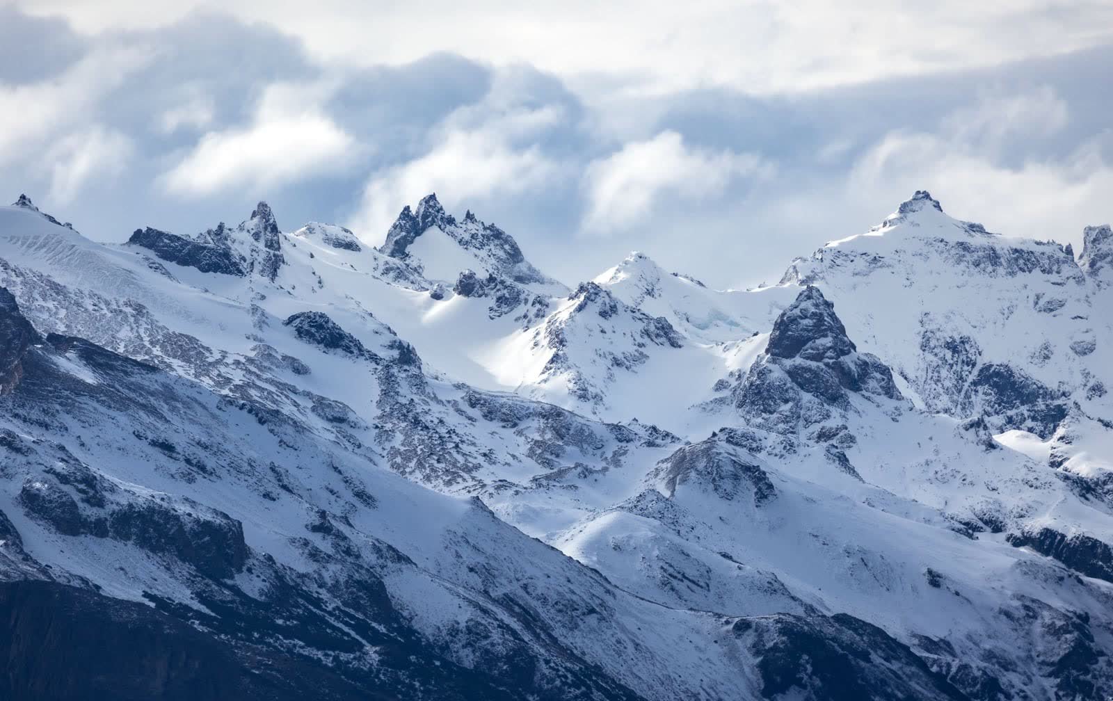 Picos escarpados e nevados da cordilheira em Las Leñas